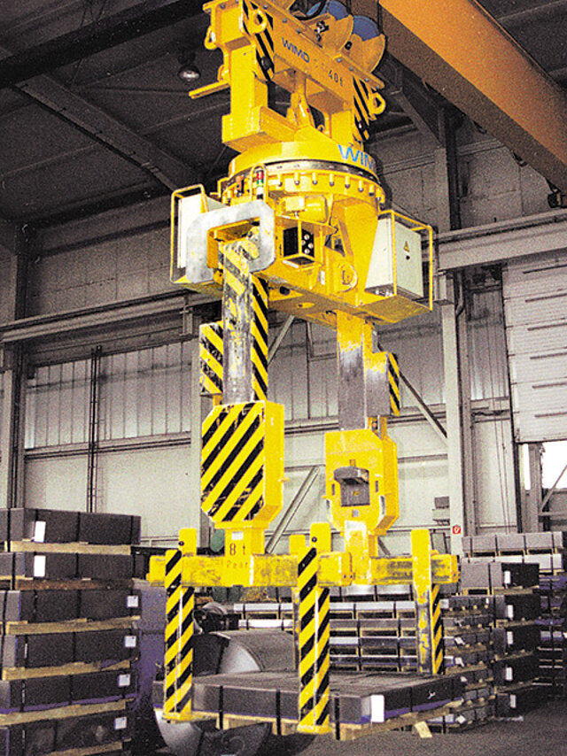 Anbaugerät für den Transport palettierter Coils und Blechpakete Anbaugerät für den Transport palettierter Coils und Blechpakete