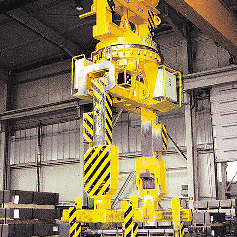 Anbaugerät für den Transport palettierter Coils und Blechpakete Anbaugerät für den Transport palettierter Coils und Blechpakete