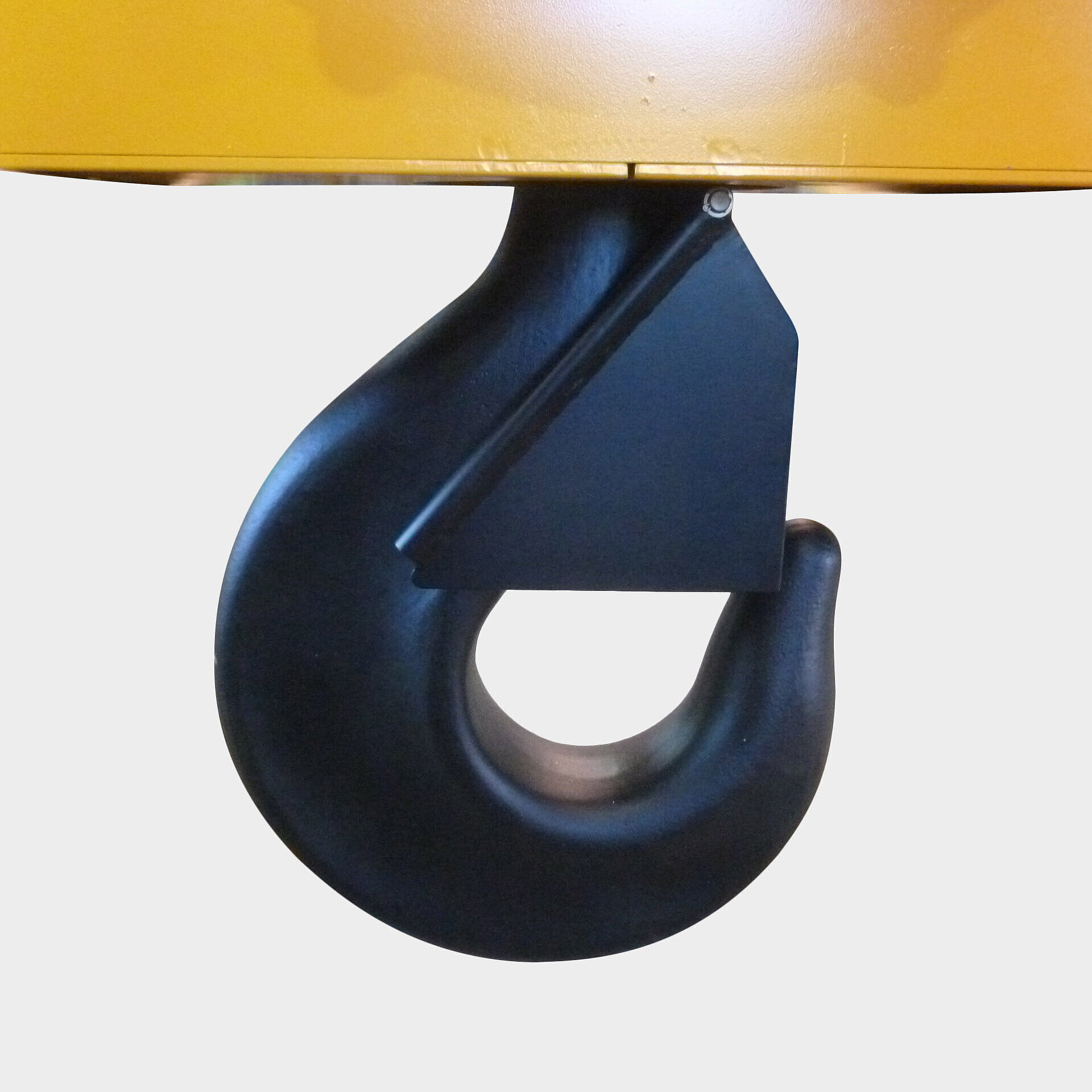 Sturdy jaw latch in metallurgical plant design Sturdy jaw latch in metallurgical plant design