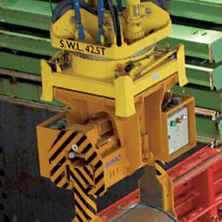 Telescopic coil tong with spindle drive, particulary designed for use in ports