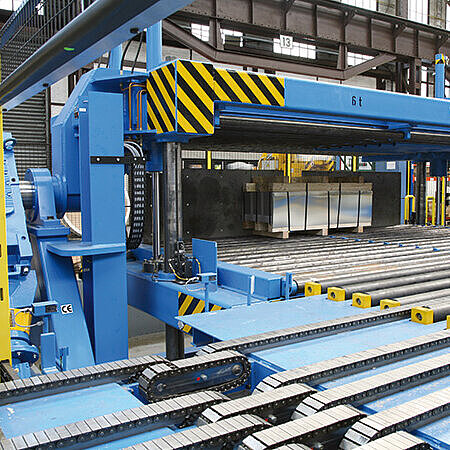 Sheet metal turning device with roller conveyor and hydraulic system