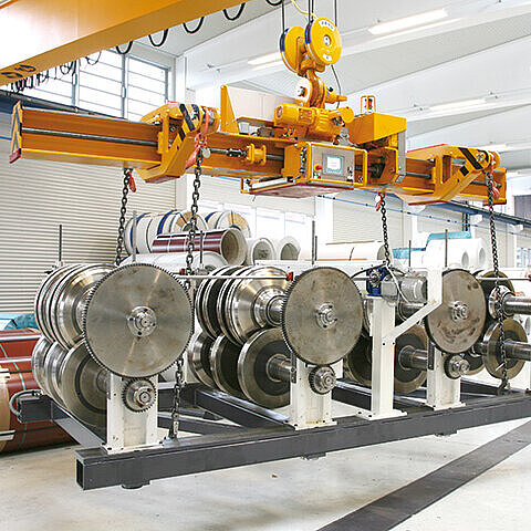 Spreader for transporting roll forming racks Spreader for transporting roll forming racks