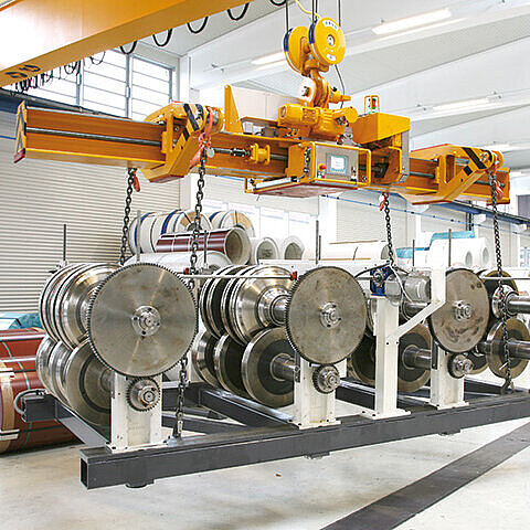 Traverse für den Transport von Profilwalzengestellen