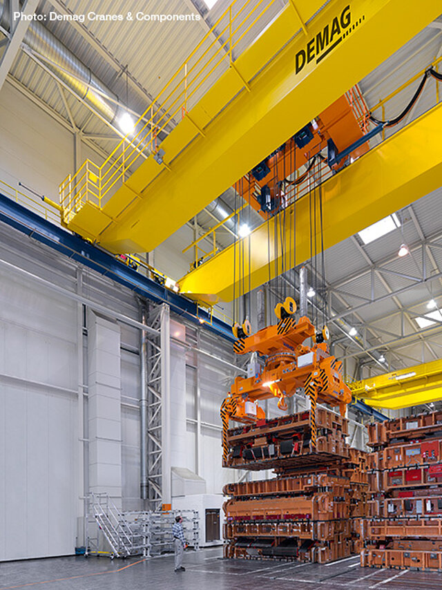 Presswerkzeugzange mit motorisch verstellbaren Zangenarmen und Horizontal-Dreheinrichtung Presswerkzeugzange mit motorisch verstellbaren Zangenarmen und Horizontal-Dreheinrichtung