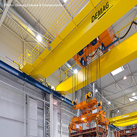 Presswerkzeugzange mit motorisch verstellbaren Zangenarmen und Horizontal-Dreheinrichtung Presswerkzeugzange mit motorisch verstellbaren Zangenarmen und Horizontal-Dreheinrichtung