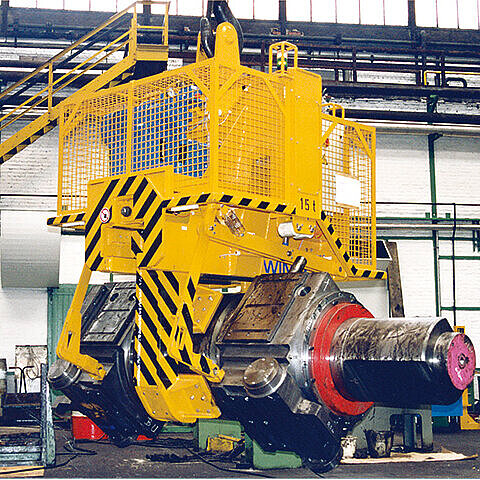 Stützwalzenzange am Ballen greifend