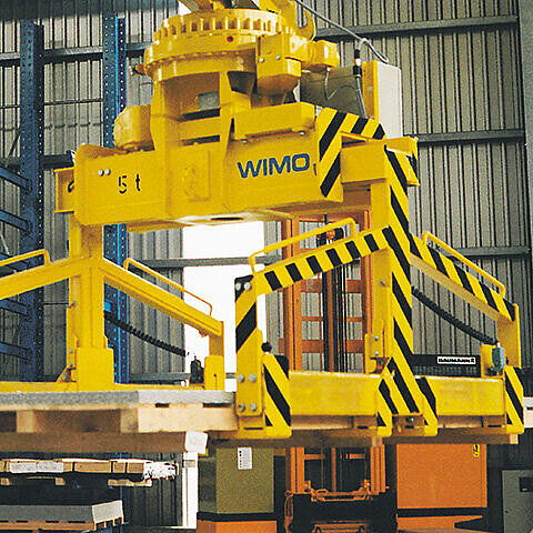 Blechpaketzange mit motorischem Zangenarm- und Drehantrieb