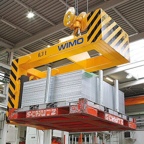 Fork lift with counterweight compensation