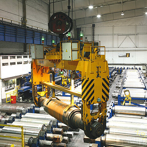 Work roller tong with horizontal rotation device Work roller tong with horizontal rotation device