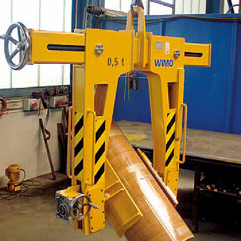 Roller turning tong with manual clamping and turning device