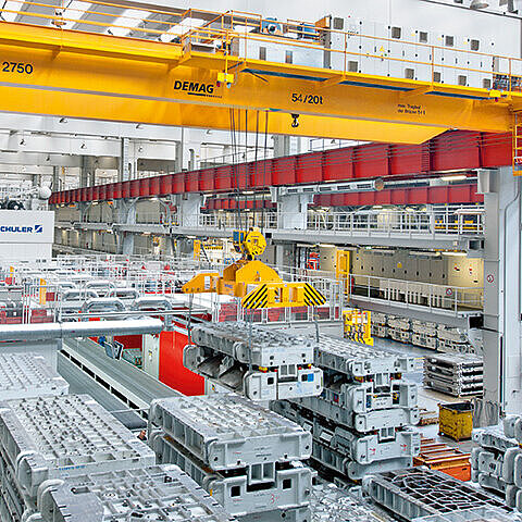 Hydraulic telescopic spreader for press tool transport Hydraulic telescopic spreader for press tool transport