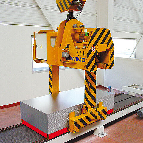 Pallet tong with spindle drive