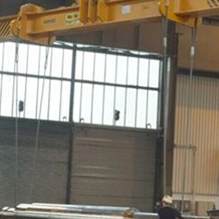 Sondertraverse mit synchron verstellbaren Doppelhaken