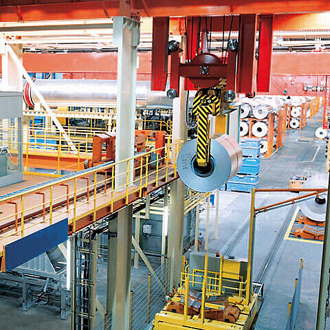 Telescopic coil tong with spindle drive, separate moving tong arms