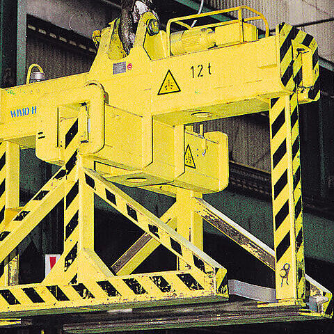 Blechpaketzange mit vier motorischen Zangenarmen