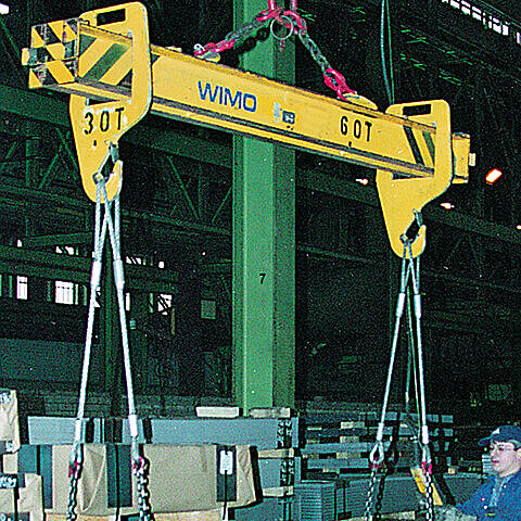 Traverse mit zwei verstellbaren Anhängebügeln