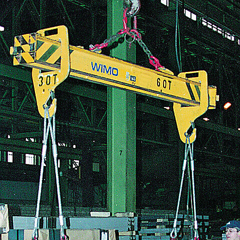 Spreader with two adjustable suspension shackles Spreader with two adjustable suspension shackles