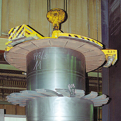 Mechanical tong for transporting annealing hoods and convectors Mechanical tong for transporting annealing hoods and convectors