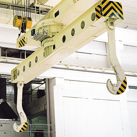 Tambour spreader with motorized horizontal rotation device