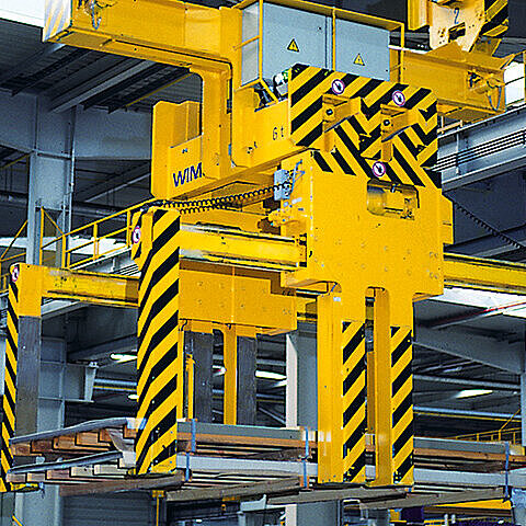 Blechpaketzange mit 8 Aufnahmepratzen (4 motorisch, 4 starr)