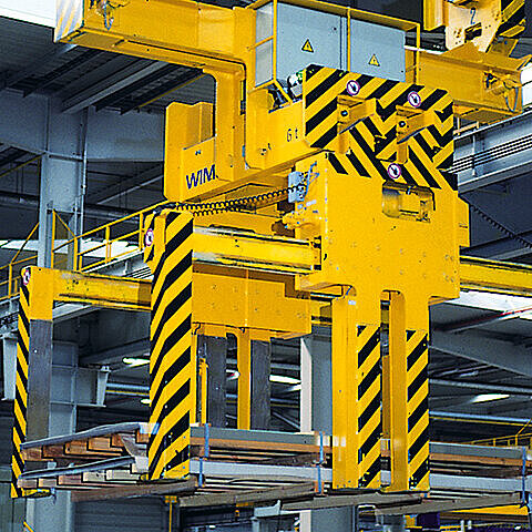 Sheet metal tong with 8 gripping prongs (4 motorized, 4 rigid)