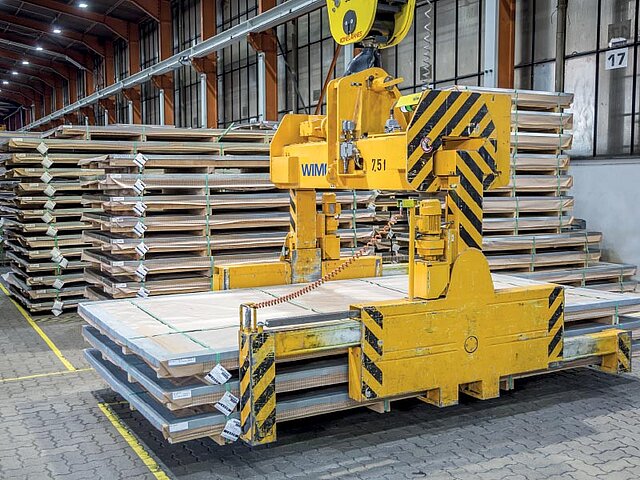 Blechpaketzange mit teils starren, teils verfahrbaren Pratzen