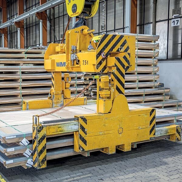 Blechpaketzange mit teils starren, teils verfahrbaren Pratzen