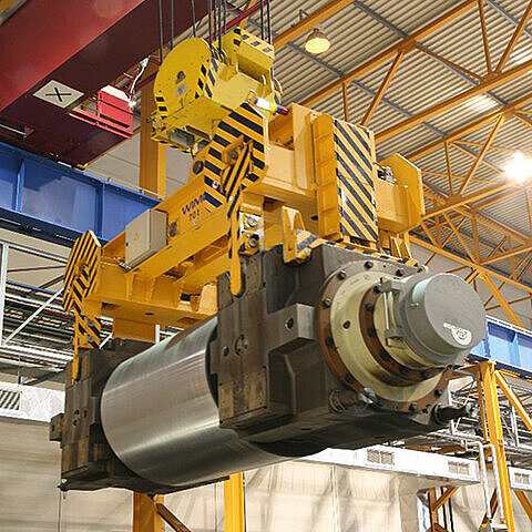 Back-up roll tong with motorized adjustable tong arms Back-up roll tong with motorized adjustable tong arms