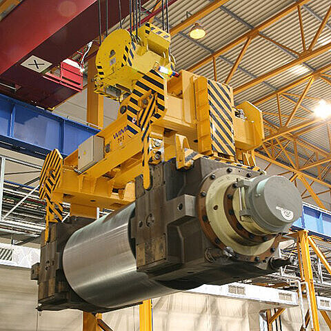 Stützwalzenzange mit in Querrichtung motorisch verstellbaren Zangenarmen