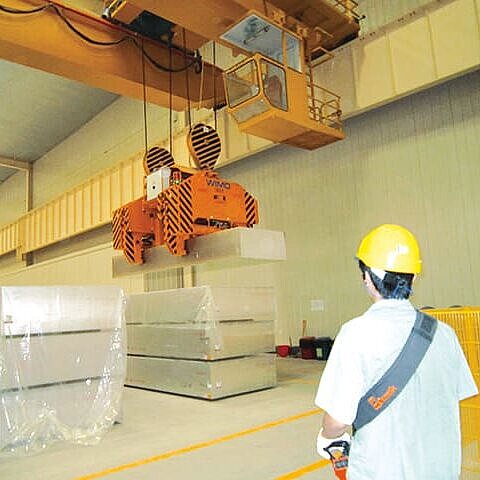 Brammenzange mit zwei hydraulisch angetriebenen Greifeinheiten