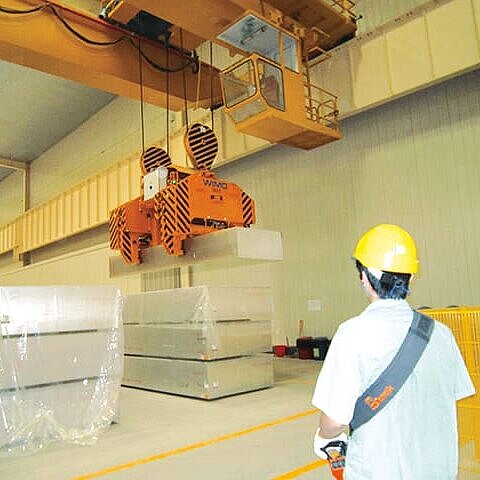 Slab gripper with two hydraulically powered gripping units