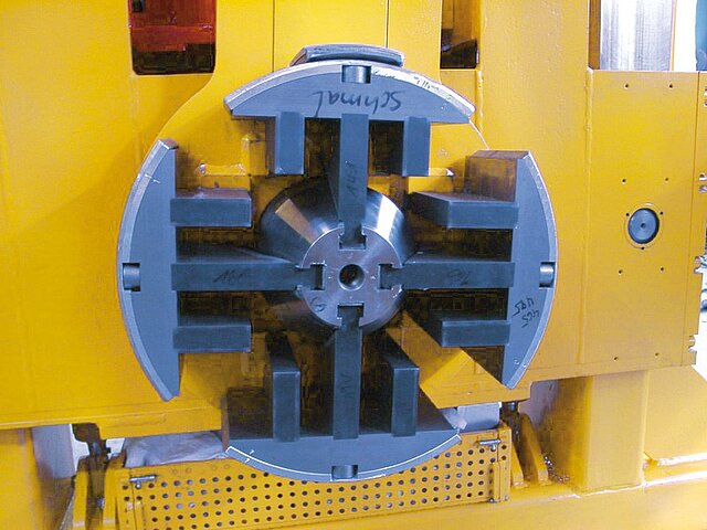 Hydraulisches Backenfutter mit Bandendklemmung