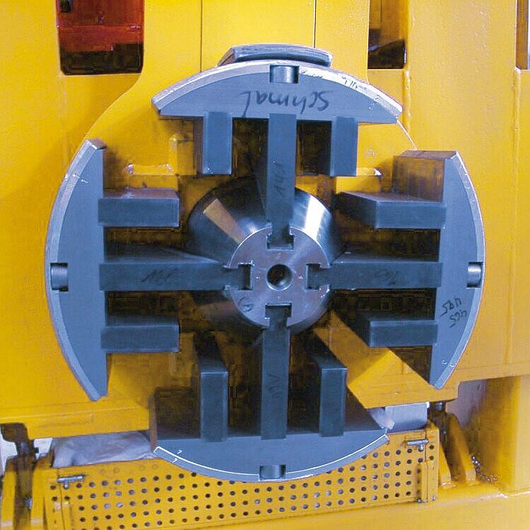 Hydraulisches Backenfutter mit Bandendklemmung