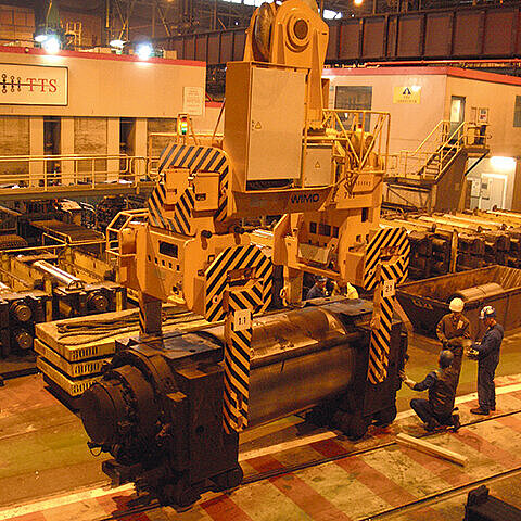 Stützwalzenzange mit in Längs- und Querrichtung motorisch verstellbaren