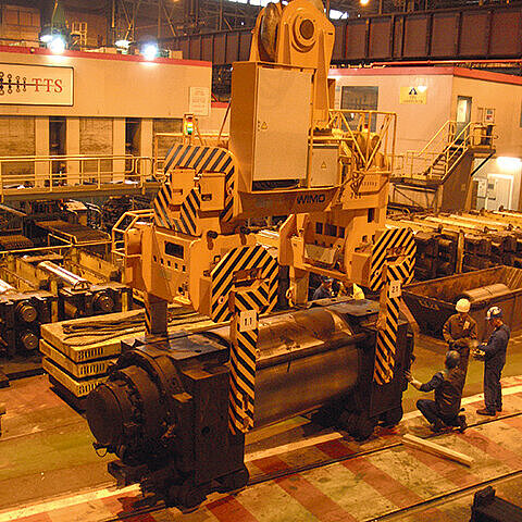 Back-up roll tong with motorized tong arms adjustable in horizontal direction Back-up roll tong with motorized tong arms adjustable in horizontal direction