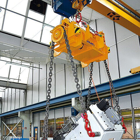 Turning traverse with motorized turning drive