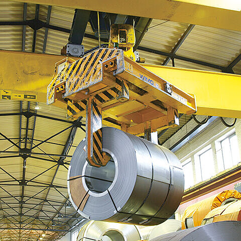 Telescopic coil tong with extra low headroom