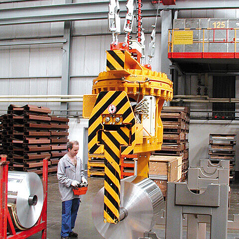 Telescopic coil tong with spindle drive