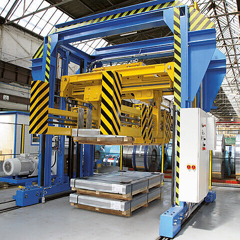 Blechpaketzange mit Spindeltrieb in automatisierter Linie