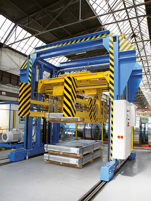 Blechpaketzange mit Spindeltrieb in automatisierter Linie