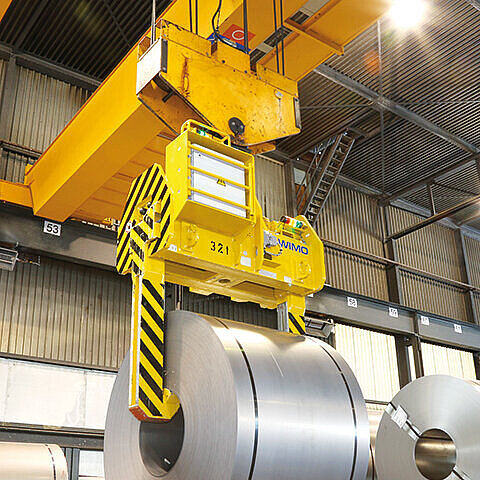 Telescopic coil tong with spindle drive