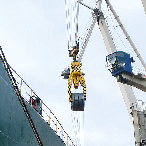 Parallelogram coil tongs, with hydraulic drive system