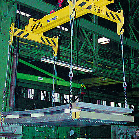 Auslegertraverse (H-Traverse) mit vier längs- und querverstellbaren Anhängebügeln