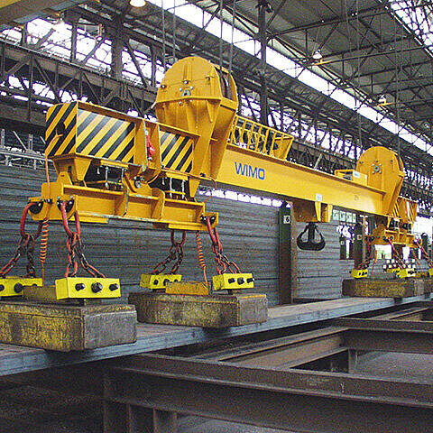 Spreader with articulated magnets Spreader with articulated magnets