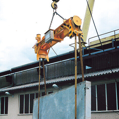Wendetraverse mit motorischem Antrieb und Hebebändern