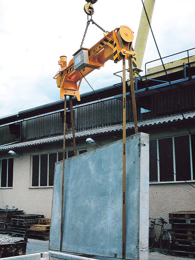 Wendetraverse mit motorischem Antrieb und Hebebändern