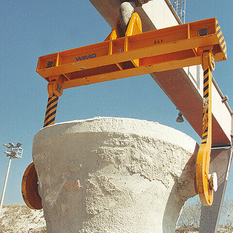 Hook spreader with gimbal hook suspension Hook spreader with gimbal hook suspension