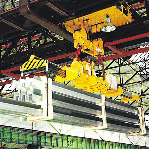 Hydraulically driven telescopic spreader Hydraulically driven telescopic spreader