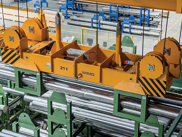 Stapeljochtraverse motorisch angetrieben