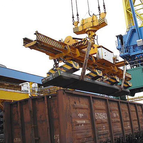 Magnettraverse mit motorisch verstellbaren Sicherungsgurten